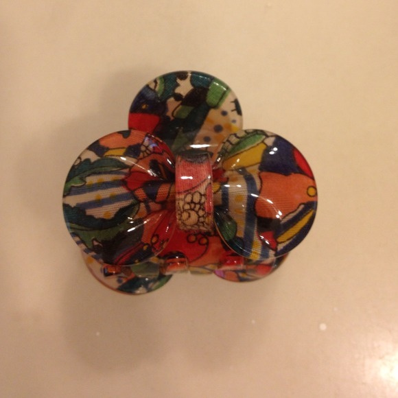 Fair pin