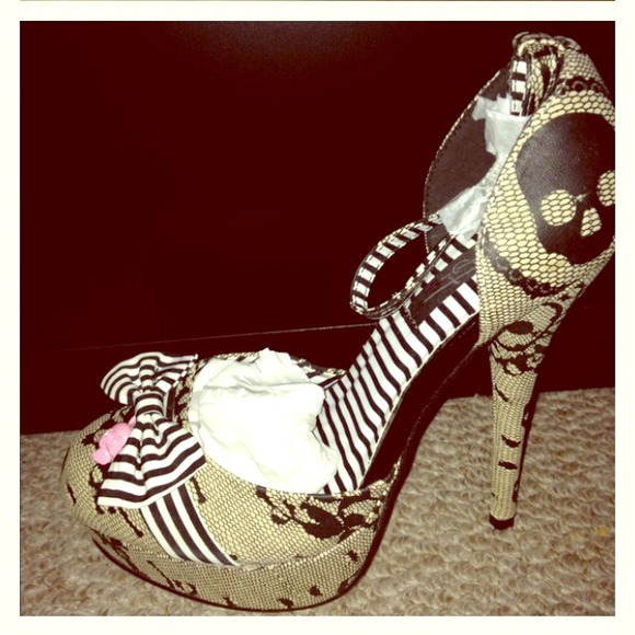 Reduced price!! Cute brand new skull heels