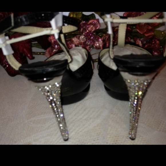 🌹NWOT 5" Black Heels w/Silver inset, 2" platform - Picture 4 of 4