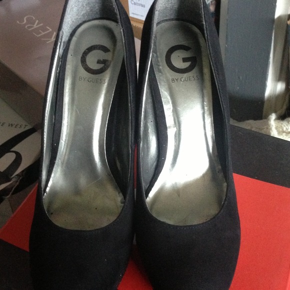Black guess pumps