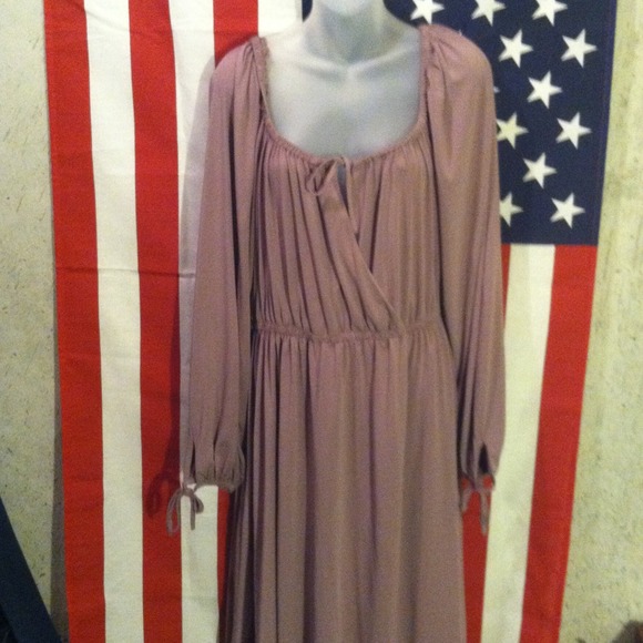 HOLD MICKMEPlus dress size XL. Easily fit Up sz 28