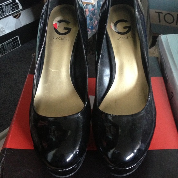 Guess shiny black heels