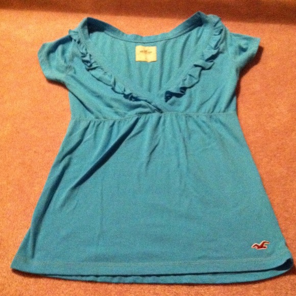 small hollister vneck shirt