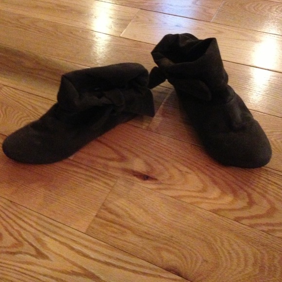 Brown ankle boots with bow