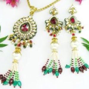 Pendant set. Jewelry.