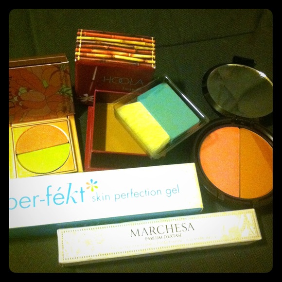 HOLD!Makeup bundle - Picture 1 of 4