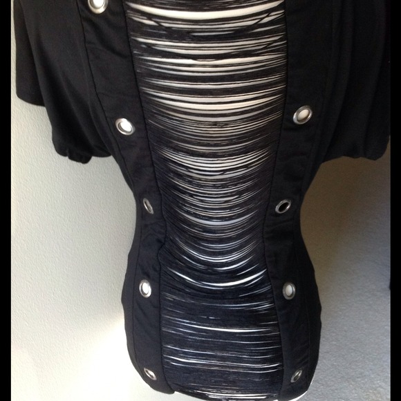 🎉SOLD🎉🆕🆕🆕Forever 21 black funky back tee top - Picture 3 of 4