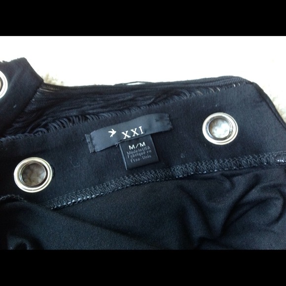 🎉SOLD🎉🆕🆕🆕Forever 21 black funky back tee top - Picture 4 of 4