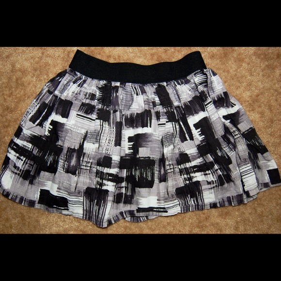 📦❗SOLD IN A BUNDLE❗ Forever21 Abstract Skirt