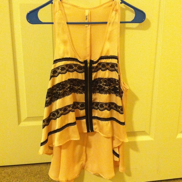 Hi-lo coral top with zipper in front