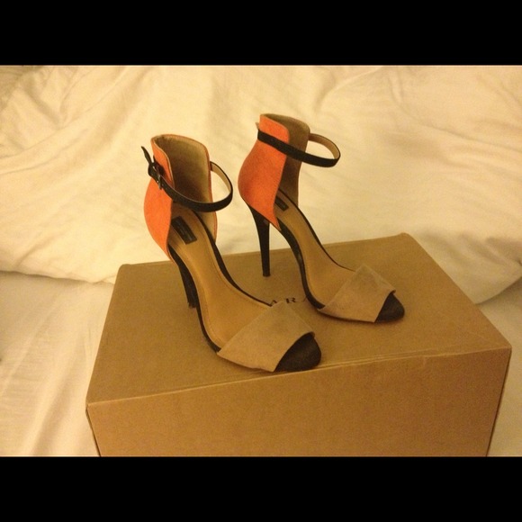❌SOLD❌ Zara basic Sandal - Picture 2 of 4