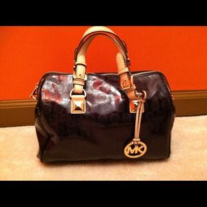 SOLD Micheal kors medium Grayson satchel black