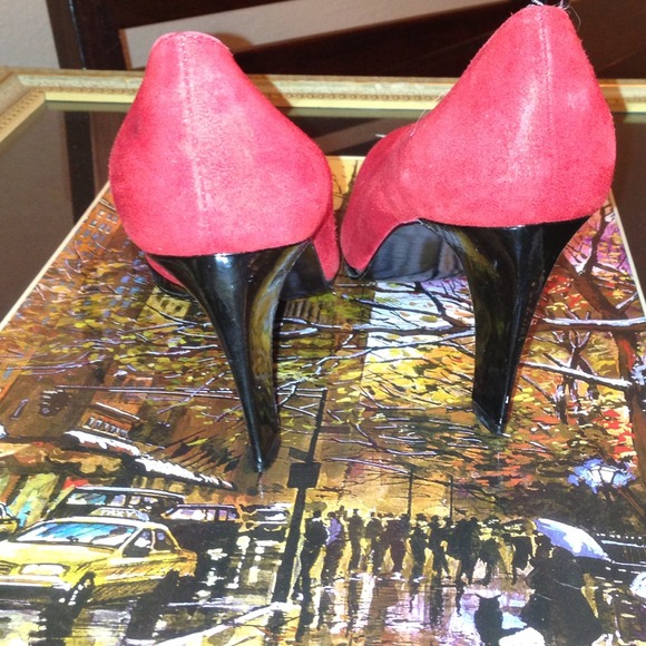 Red suede Stuart Weitzman Vintage Pump Sz 7.5B - Picture 2 of 4