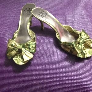 Chic Slip On Tropical pumps