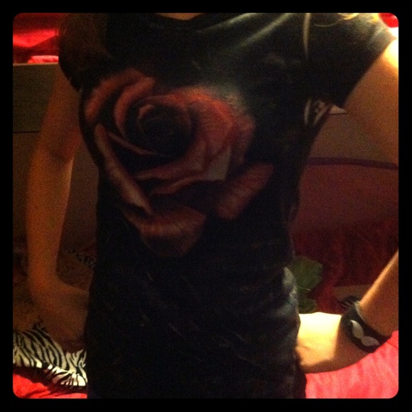 ❌SOLD❌Black top with printed rose