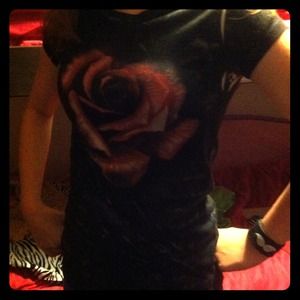 ❌SOLD❌Black top with printed rose