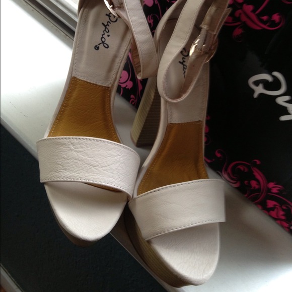 ❌Not Available❌Ankle Strap Ivory/Tan Chunky Heels - Picture 3 of 4