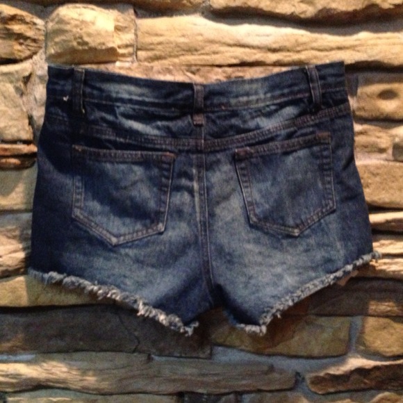 Medium high waisted studded shorts - Picture 2 of 3