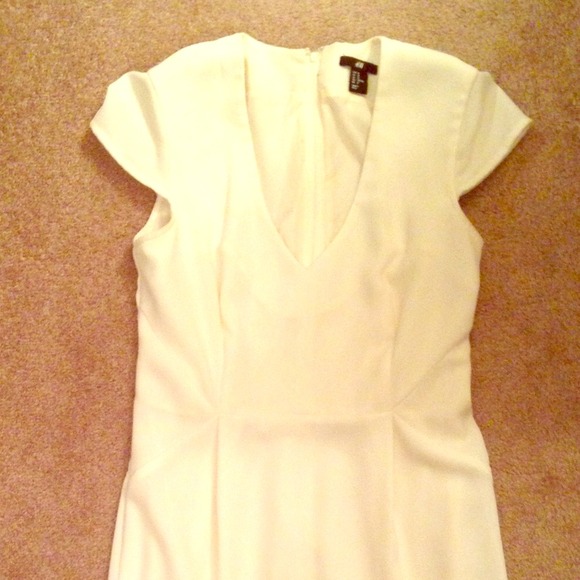🚫SOLD🚫White V-neck cocktail dress. Supper classy