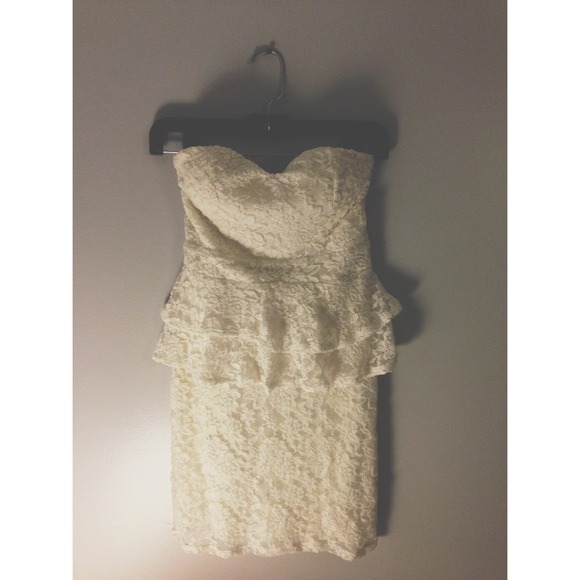 Papaya Dresses & Skirts - ❌SOLD❌Ivory Lace Peplum Formal Dress 💀💫