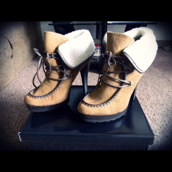 😻Sassy little booties with fur😻size 10
