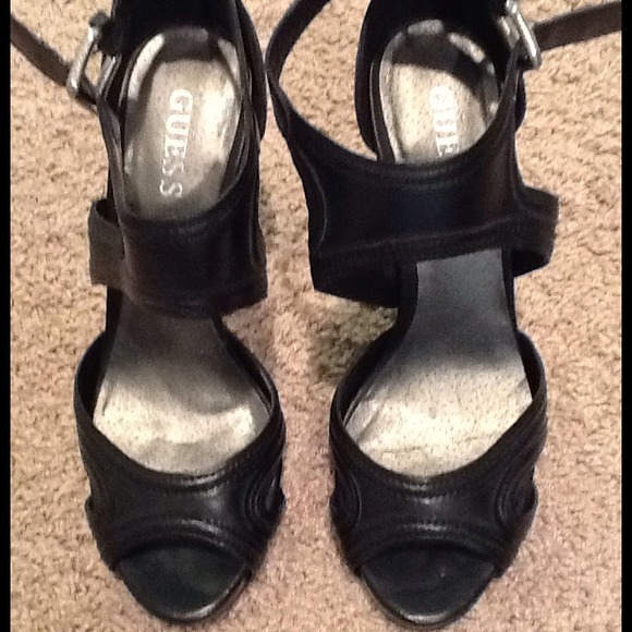 🎉HP🎉GUESS shoes - Picture 2 of 3