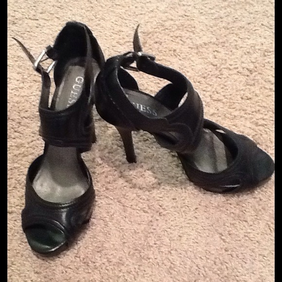 🎉HP🎉GUESS shoes - Picture 3 of 3