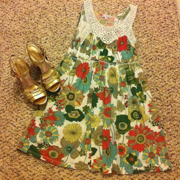 Dresses & Skirts - Fun, floral sundress