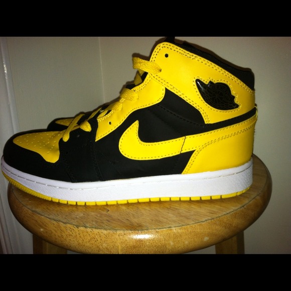 ❌SOLD❌BLACK&YELLOW*** INSPIRED**JORDAN 1 retro us8 - Picture 2 of 4