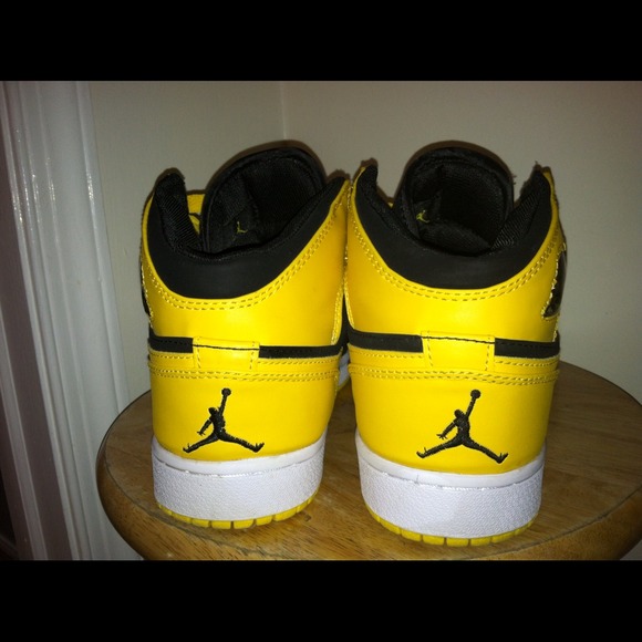 ❌SOLD❌BLACK&YELLOW*** INSPIRED**JORDAN 1 retro us8 - Picture 3 of 4
