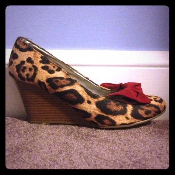 Cheetah wedges with a red bow! - Picture 1 of 2
