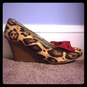 Cheetah wedges with a red bow!