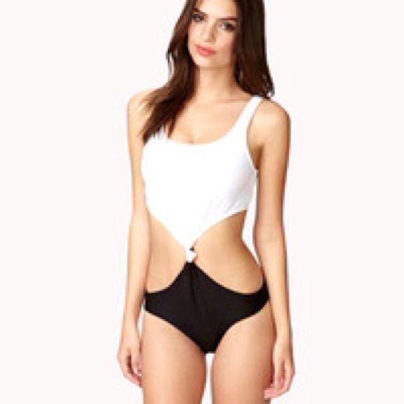 Knotted monokini