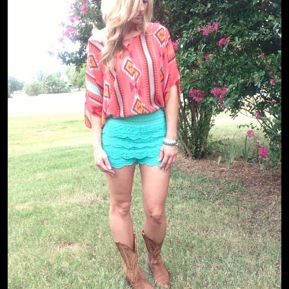 ⬇️New mint lined crochet shorts - Picture 2 of 4