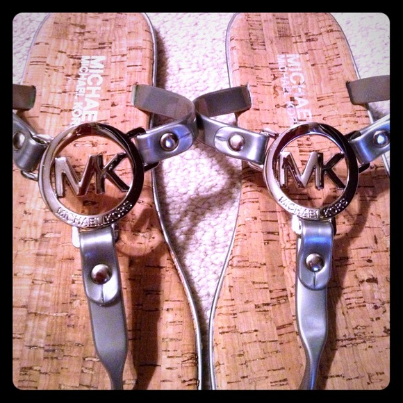 Sold MICHAEL KORS❤❤ silver flip flops size 6.5! - Picture 1 of 3