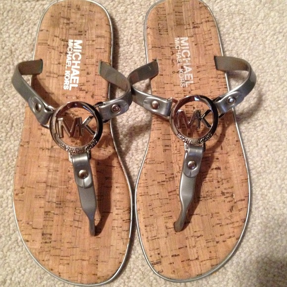 Sold MICHAEL KORS❤❤ silver flip flops size 6.5! - Picture 2 of 3