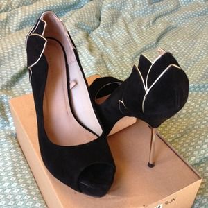 HOST PICK✨✨REDUCED! Zara black & gold flower heels