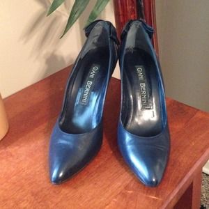 Giani Bernini Navy pumps with bows on back