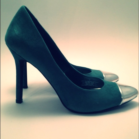 Mossimo Silver Cap Toe Kitten Heel