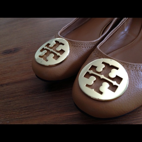 ❌ SOLD ❌Tory Burch Flats in camel with gold emblem