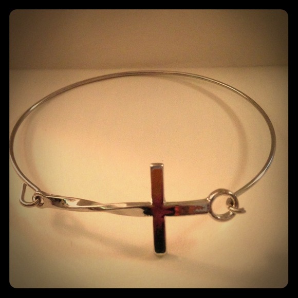 💕Silver Cross Bangle💕