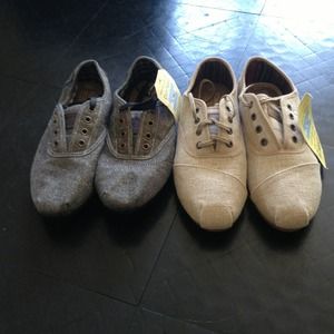 2 brand new pairs of TOMS