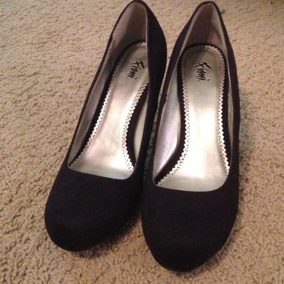 Black Pumps