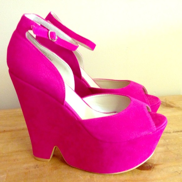🎀Fuchisa suede wedge🎀