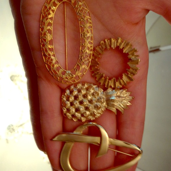 ⚠🌹🌹🌹... Gold glam pins