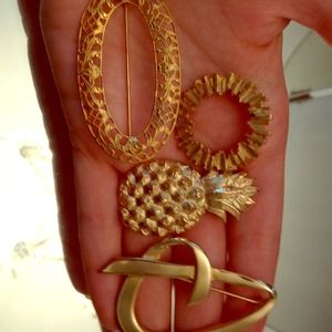 ⚠🌹🌹🌹... Gold glam pins