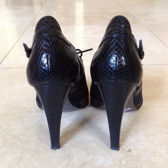 Tahari Oxford cutout heels - Picture 2 of 3