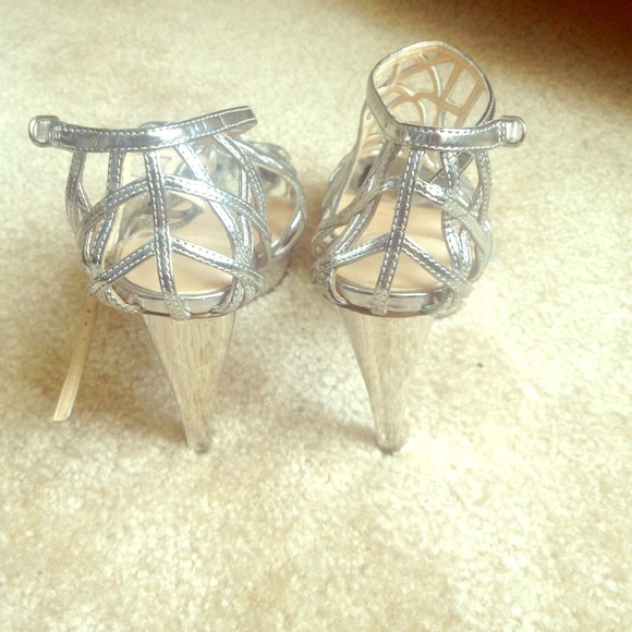 Guess strap peep toes