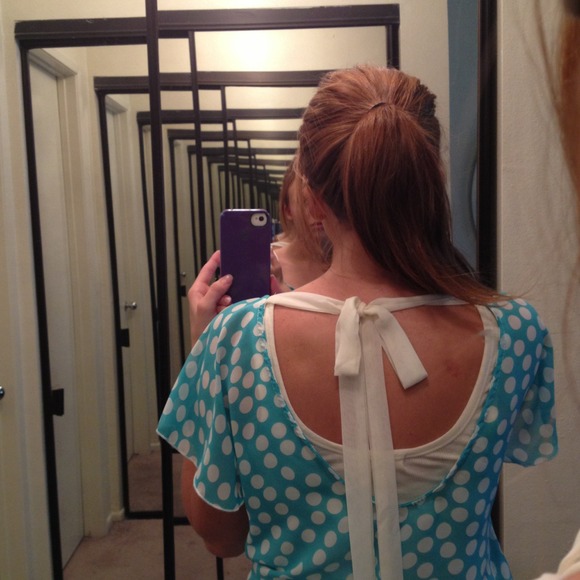 🚫SOLD🚫NWOT Polka dot top with bow - Picture 2 of 4