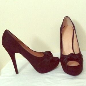 Black Knot Heels